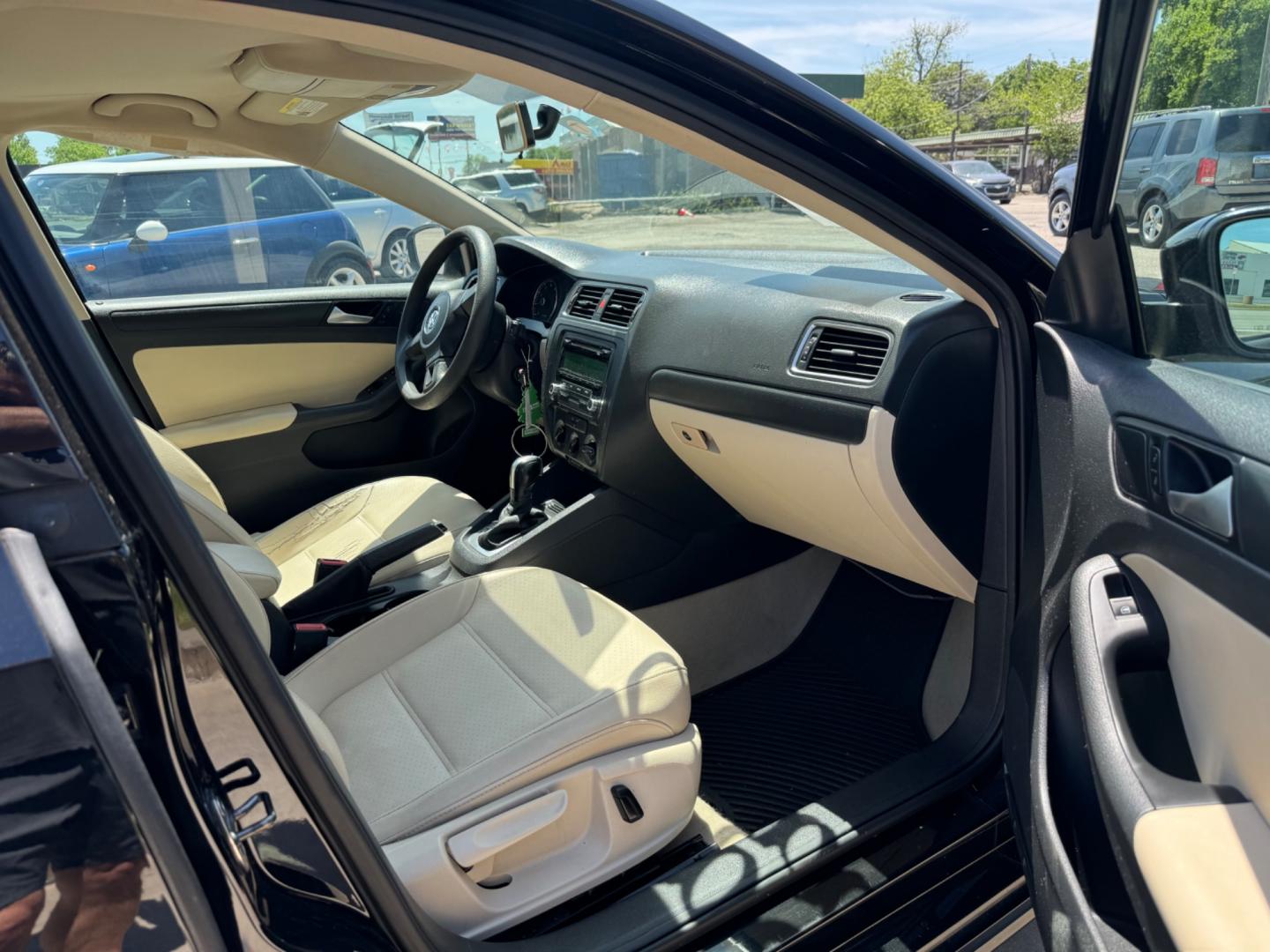 2014 Black Volkswagen Jetta SE (3VWD07AJ3EM) with an 1.8L L4 DOHC 20V engine, Automatic transmission, located at 3624 Hemphill St., Fort Worth, TX, 76110, (817) 926-8921, 32.696205, -97.331985 - Photo#3